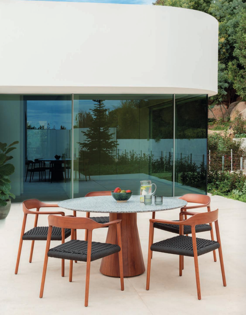Mesa y sillas de exterior Andreu World en Zaragoza
