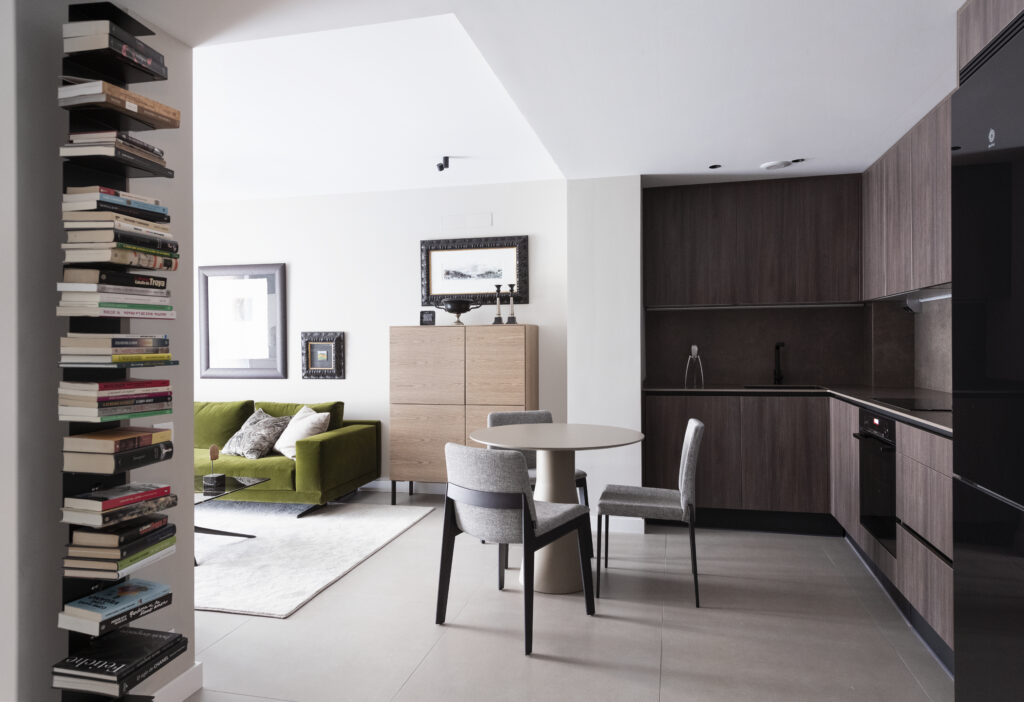 Mueble estantería de salón en apartamento de Zaragoza