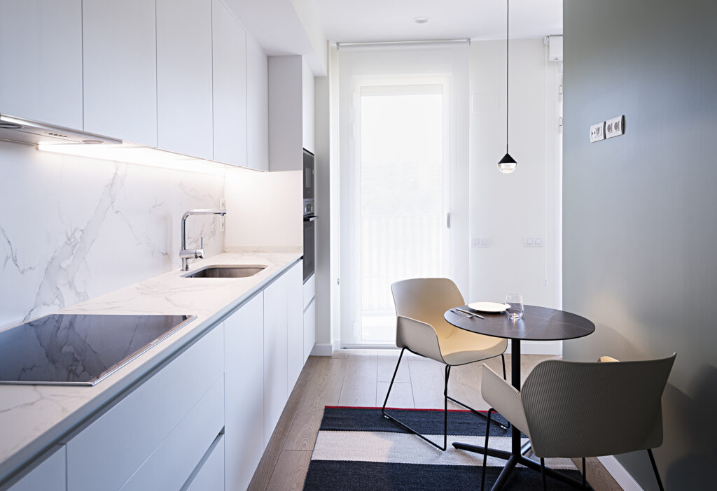 Cocina de diseño elegante y funcional en vivienda, Zaragoza
